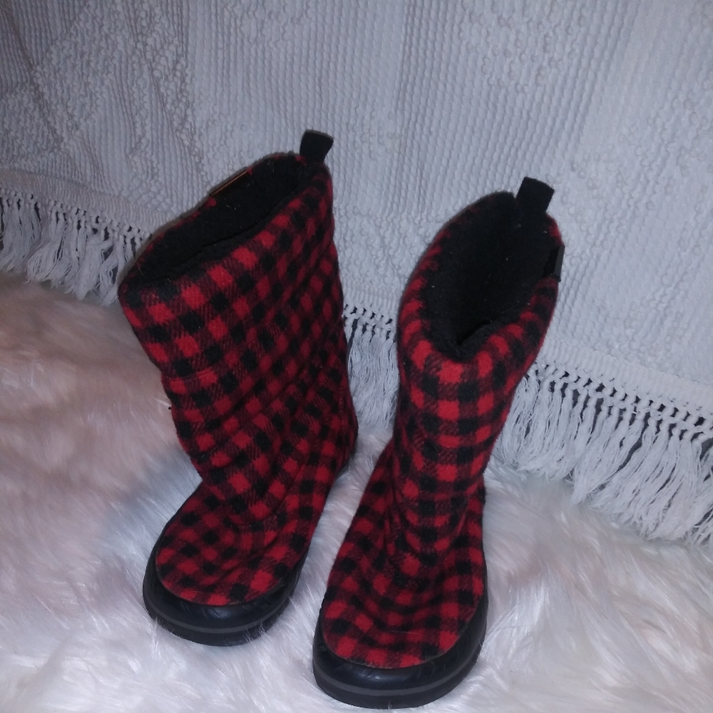 ROXY plaid fleece-like boots size 6